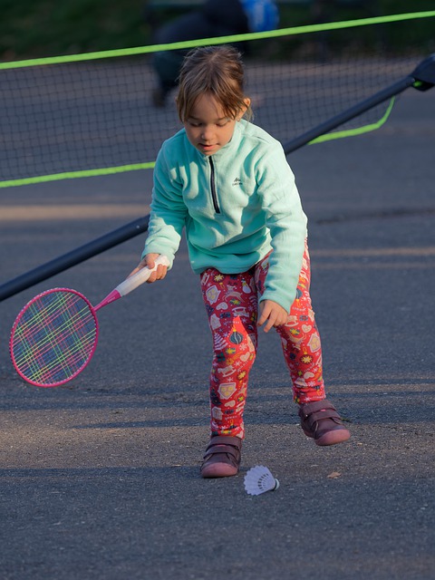 dítě hrající badminton